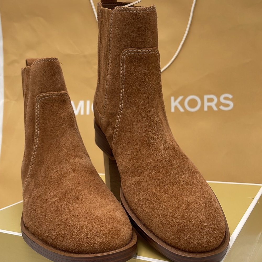 MICHAEL KORS ELLA FLAT BOOTIE SUEDE
49F4ELFE5S
LUGGAGE - Picture 5 of 16